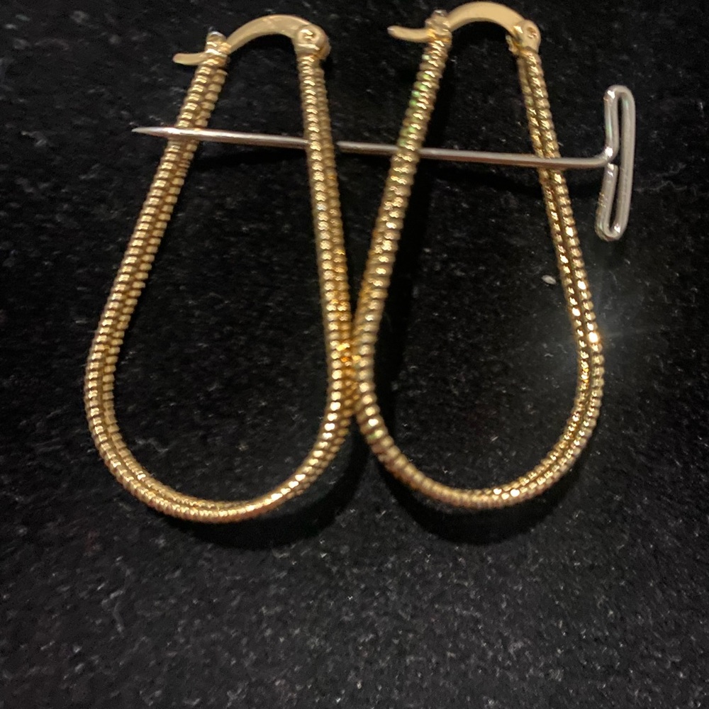 Gold teardrop fashion earrings w/snap closure